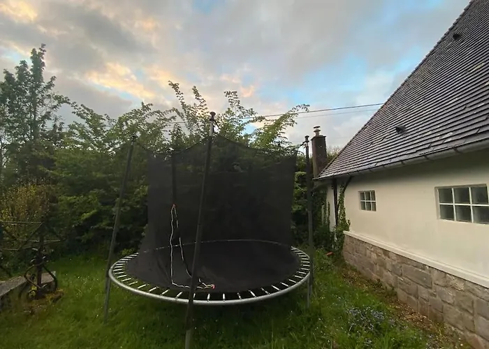 Belle Longere Normande, Cheminee Et Jardin Arbore