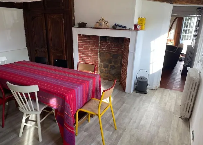 Belle Longere Normande, Cheminee Et Jardin Arbore *