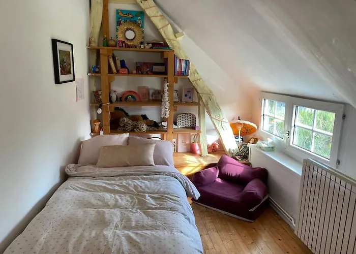 Belle Longere Normande, Cheminee Et Jardin Arbore * Canville-les-Deux-Églises