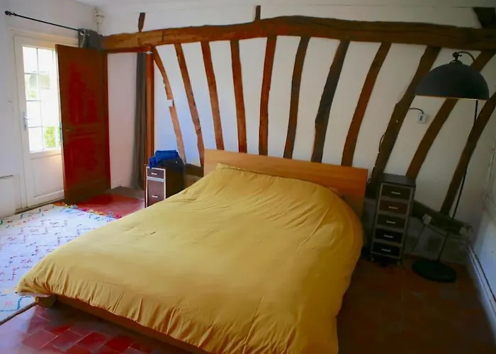 Belle Longere Normande, Cheminee Et Jardin Arbore * Canville-les-Deux-Églises