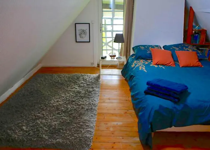 Belle Longere Normande, Cheminee Et Jardin Arbore *