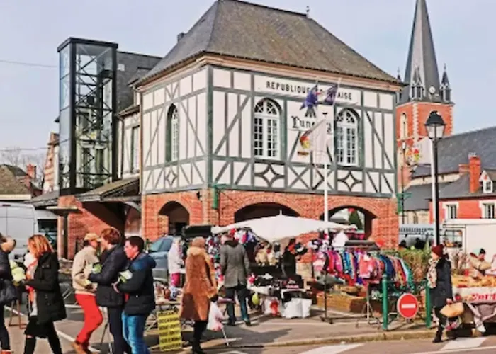 Belle Longere Normande, Cheminee Et Jardin Arbore *