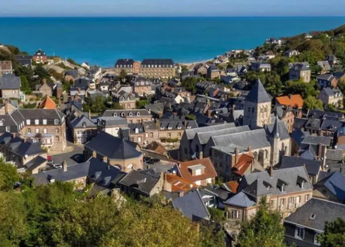 Belle Longere Normande, Cheminee Et Jardin Arbore *