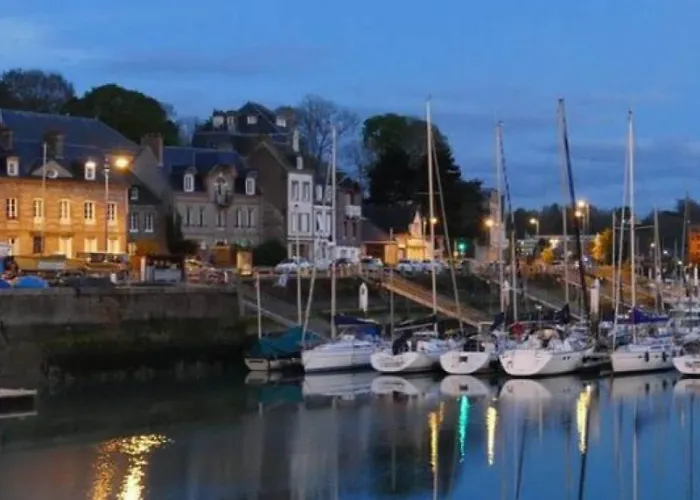 Belle Longere Normande, Cheminee Et Jardin Arbore *