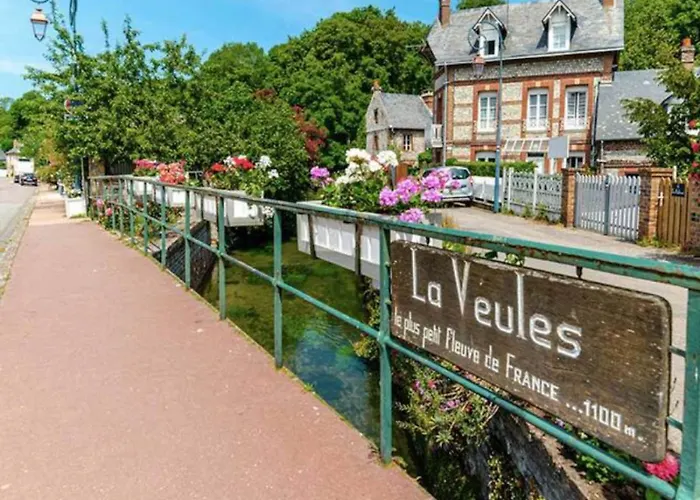 Belle Longere Normande, Cheminee Et Jardin Arbore * Canville-les-Deux-Églises