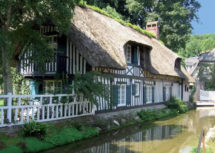 Belle Longere Normande, Cheminee Et Jardin Arbore Canville-les-Deux-Églises