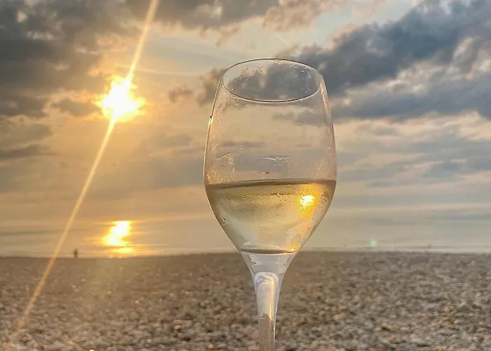 Belle Longere Normande, Cheminee Et Jardin Arbore Canville-les-Deux-Églises