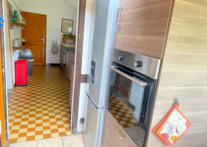 Belle Longere Normande, Cheminee Et Jardin Arbore *